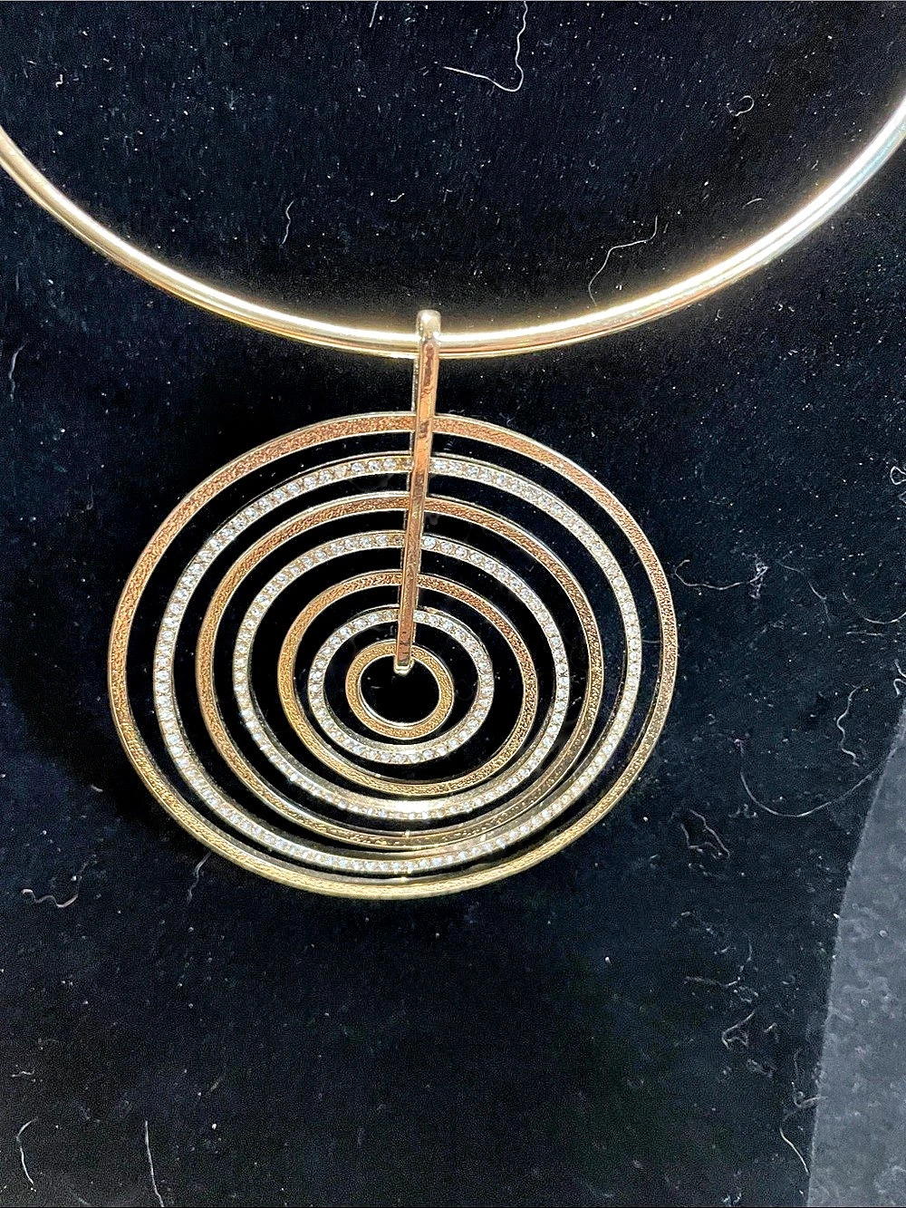 Geometric Concentric Circle Pendant Necklace. Mâs